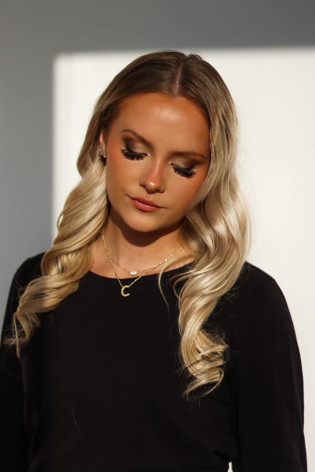 Soft glam makeup with beachy blonde waves
