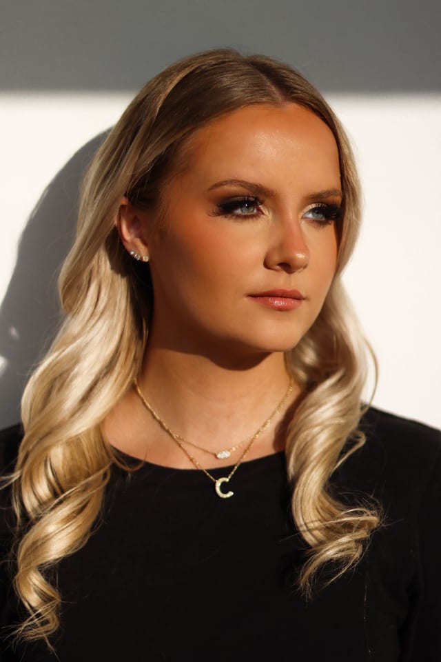 Smoky-eye glam with bouncy waves