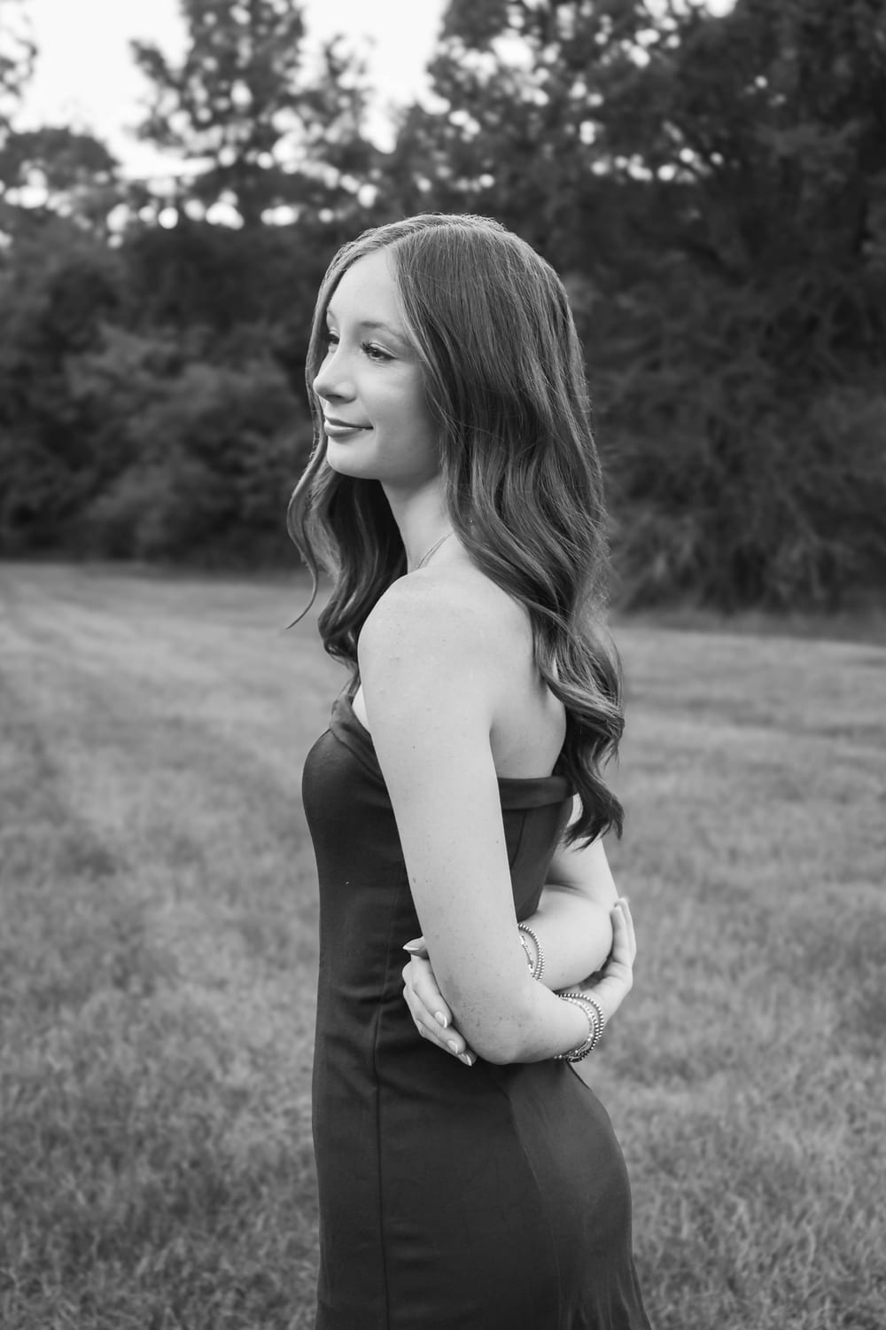 Black and white senior portrait in a field